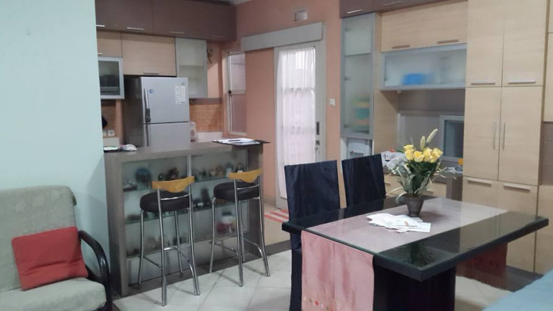 FULL FURNISHED Rumah 2 LANTAI terawat Furnished di Parahyangan RUMAH Villa