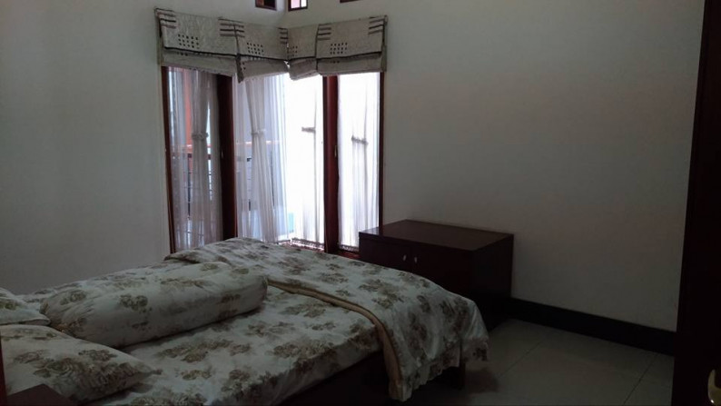 LANGKA!! RUMAH LUX 2 LANTAI SEMI FURNISHED DI BATUNUNGGAL INDAH MAINROAD MANTAP