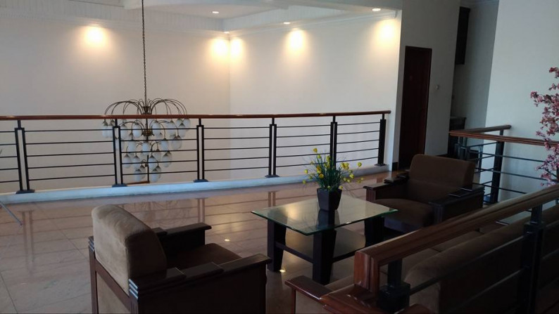 LANGKA!! RUMAH LUX 2 LANTAI SEMI FURNISHED DI BATUNUNGGAL INDAH MAINROAD MANTAP