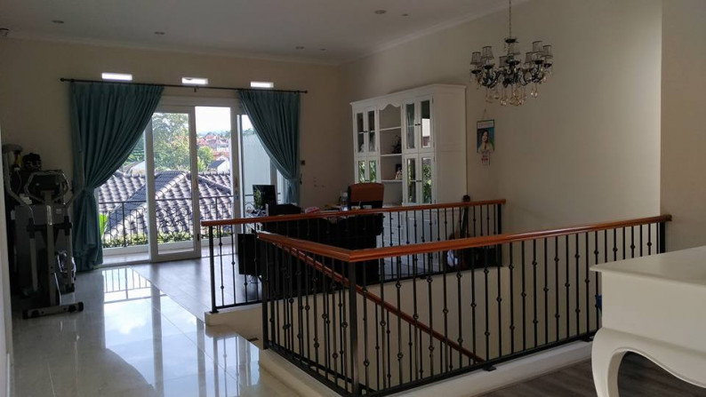 RUMAH FURNISHED 2,5 LANTAI  LUX AMERICAN COLONIAL DI GEGERKALONG PERMAI, SAYAP SETIABUDI