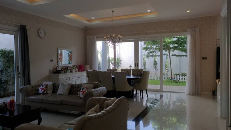 RUMAH FURNISHED 2,5 LANTAI  LUX AMERICAN COLONIAL DI GEGERKALONG PERMAI, SAYAP SETIABUDI