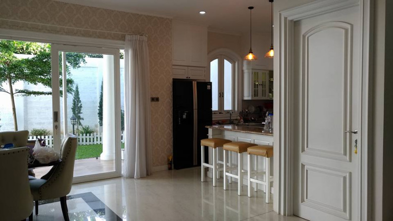 RUMAH FURNISHED 2,5 LANTAI  LUX AMERICAN COLONIAL DI GEGERKALONG PERMAI, SAYAP SETIABUDI