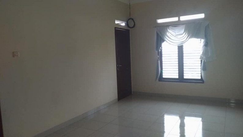 Sewa Murah! Rumah 2 lantai Semifurnished di Perumahan Duta Prima, Belakang Setraduta!!