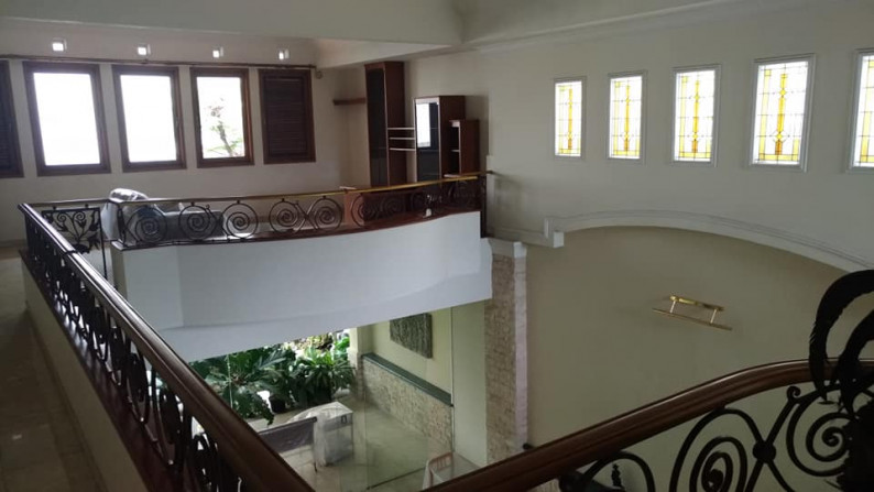 Langka! Rumah Lux sangat terawat 2,5 lantai Semi Furnished di Tubagus ismail, sayap Dago!