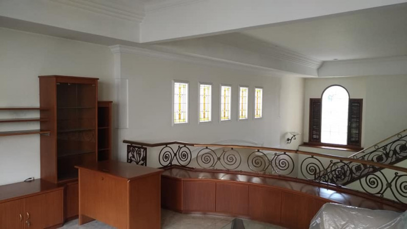 Langka! Rumah Lux sangat terawat 2,5 lantai Semi Furnished di Tubagus ismail, sayap Dago!