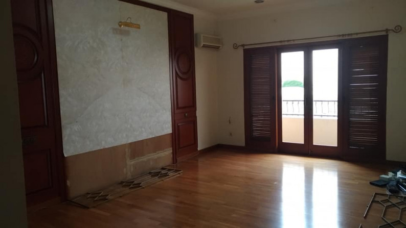 Langka! Rumah Lux sangat terawat 2,5 lantai Semi Furnished di Tubagus ismail, sayap Dago!