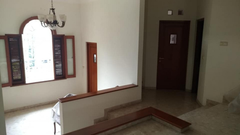 Langka! Rumah Lux sangat terawat 2,5 lantai Semi Furnished di Tubagus ismail, sayap Dago!