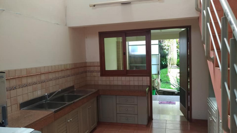 Langka! Rumah Lux sangat terawat 2,5 lantai Semi Furnished di Tubagus ismail, sayap Dago!