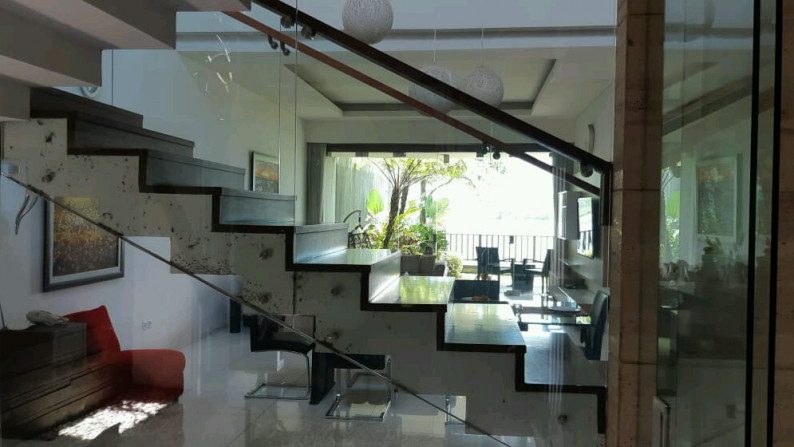 Rumah Full Furnished dengan High End Furniture Kota Baru Parahyangan