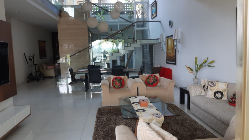 Rumah Full Furnished dengan High End Furniture Kota Baru Parahyangan