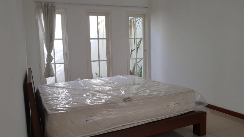 Disewakan Rumah Siap Huni, Cluster Mewah, Hunian Nyaman dan Asri @Graha Taman, Bintaro Sektor 9