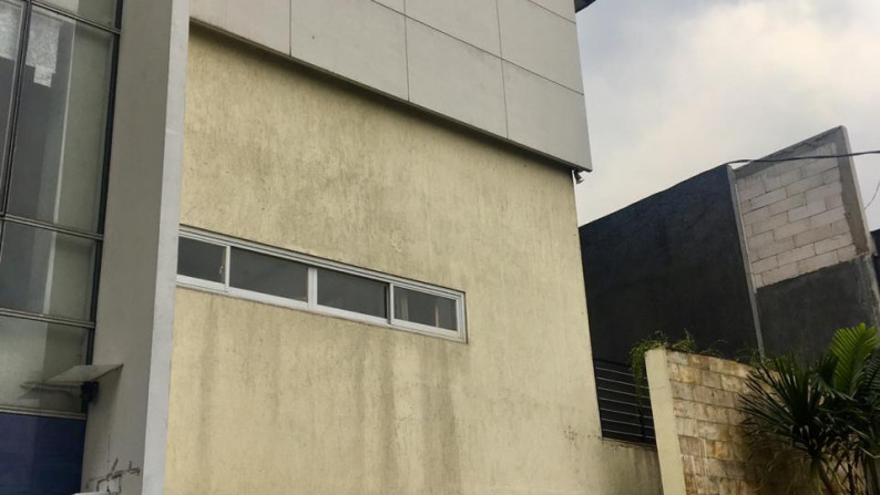Dijual Gedung Lokasi Strategis dan Lokasi Yang Menguntungkan @Raya Perdagangan, Veteran