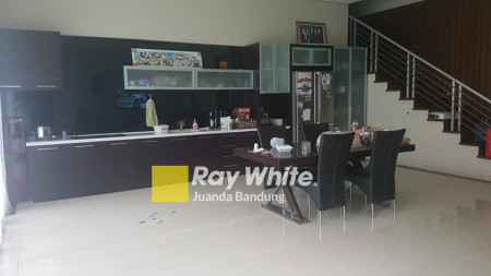 Harga Menarik Rumah Besar 2 lantai  di Jalan Setrasari Mainroad, Setiabudi!!