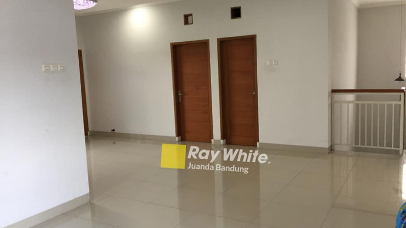 RUMAH LUX 2 LANTAI Di Komp. IPTN  sayap Cihanjuang dekat Borma Cimahi