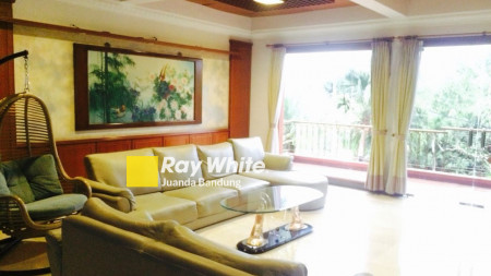 Rumah Full-Furnished yang Homey dan Mewah dengan View Bandung