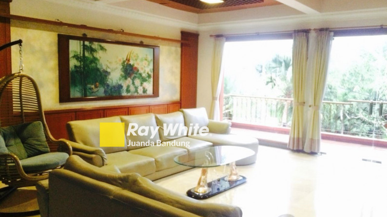 Rumah Full-Furnished yang Homey dan Mewah dengan View Bandung