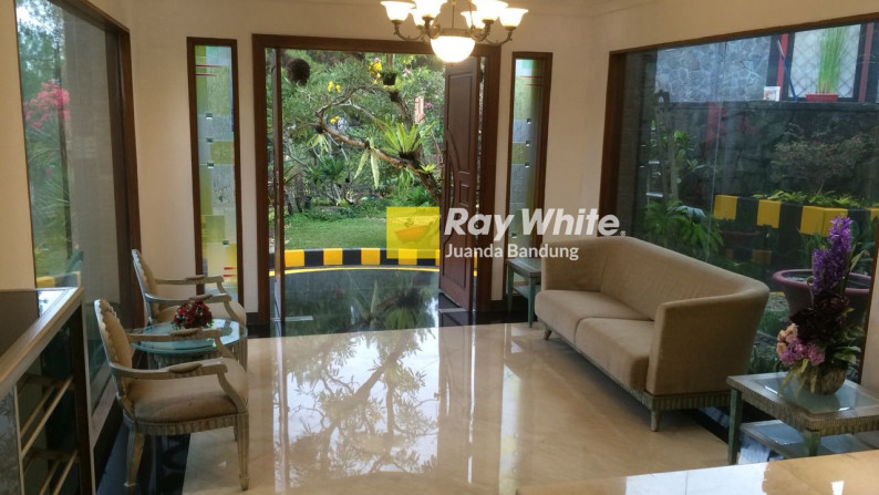 Rumah Full-Furnished yang Homey dan Mewah dengan View Bandung