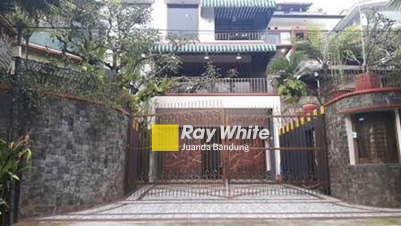 Rumah Full-Furnished yang Homey dan Mewah dengan View Bandung