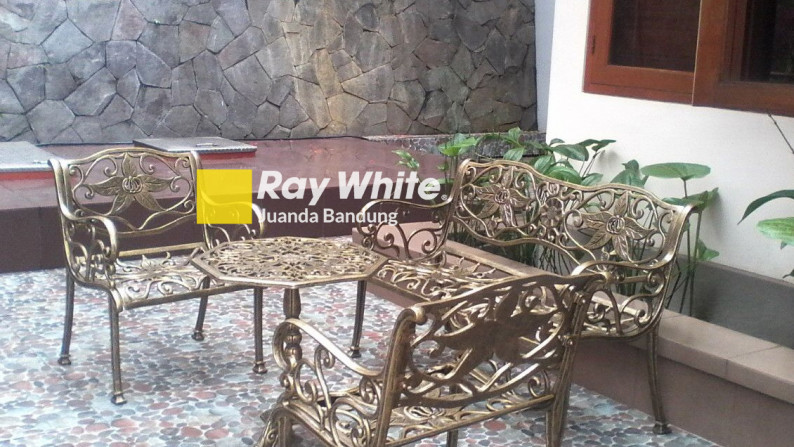 Rumah Full-Furnished yang Homey dan Mewah dengan View Bandung