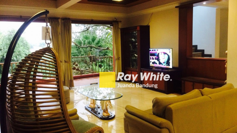 Rumah Full-Furnished yang Homey dan Mewah dengan View Bandung