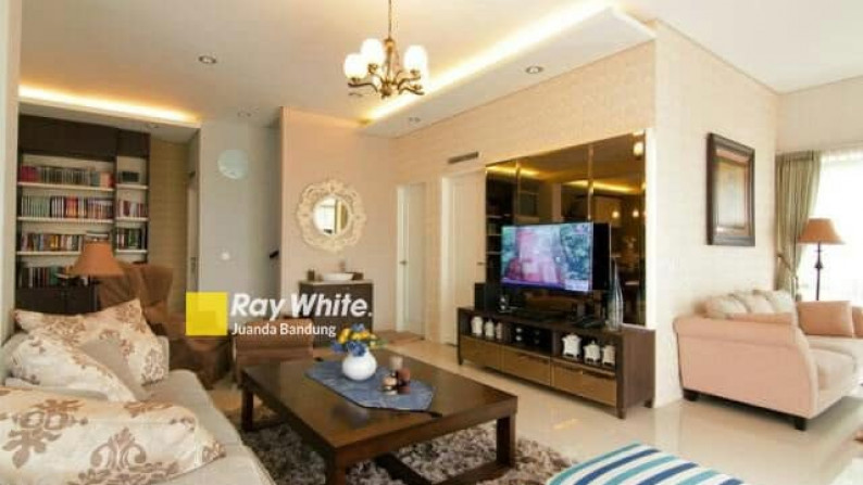 Jarang ! Rumah Lux 2,5 lantai Full Furnished di KBP Jual!