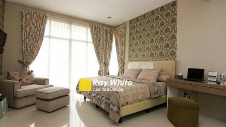 Jarang ! Rumah Lux 2,5 lantai Full Furnished di KBP Jual!