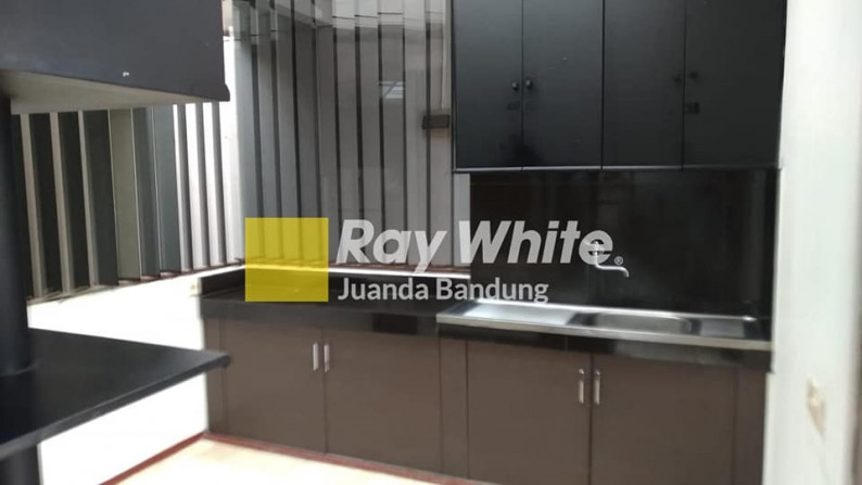 Harga Menarik sewa Rumah 1 lantai SemiFurnished bersih- terawat di Budisari,Setiabudi!!