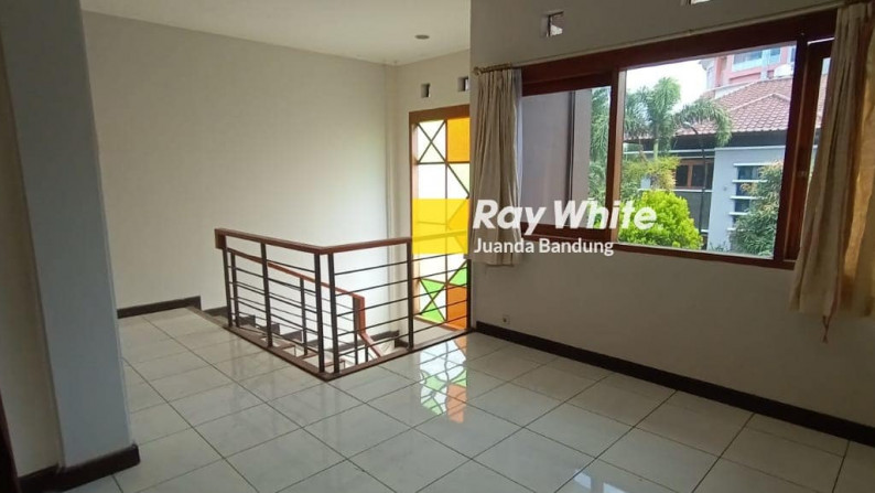 LANGKA! Rumah Lux 2 Lantai Semi furnished di Kumala Garden Pasteur, strategis dekat tol- disewakan!