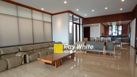 LANGKA Mewah! Rumah baru Lux 2,5 lantai Semifurnished di Dago pakar view Bandung!