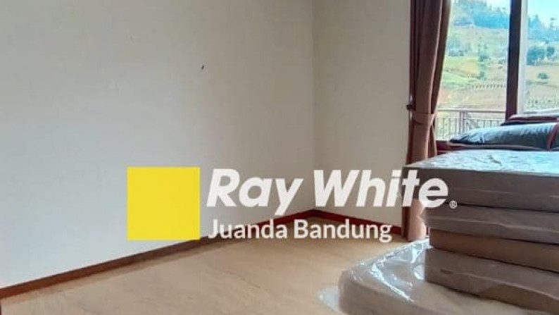 LANGKA Mewah! Rumah baru Lux 2,5 lantai Semifurnished di Dago pakar view Bandung!