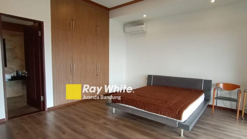 LANGKA Mewah! Rumah baru Lux 2,5 lantai Semifurnished di Dago pakar view Bandung!