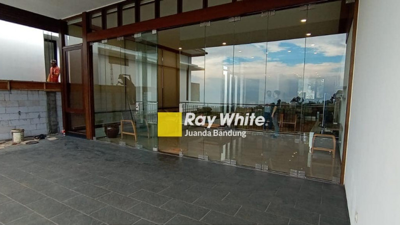 LANGKA Mewah! Rumah baru Lux 2,5 lantai Semifurnished di Dago pakar view Bandung!