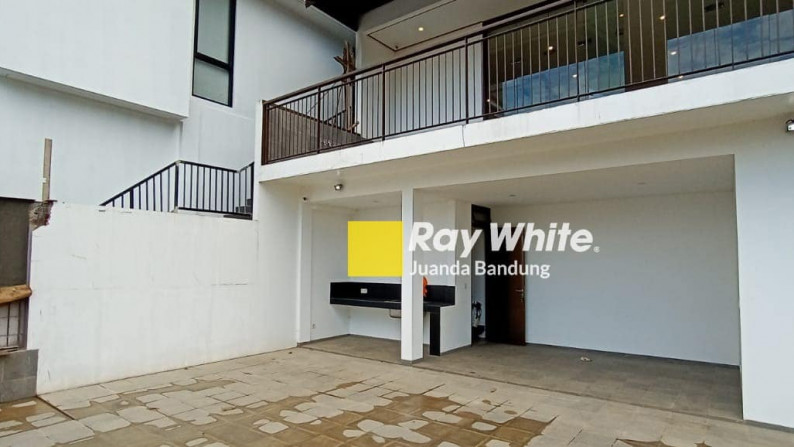 LANGKA Mewah! Rumah baru Lux 2,5 lantai Semifurnished di Dago pakar view Bandung!