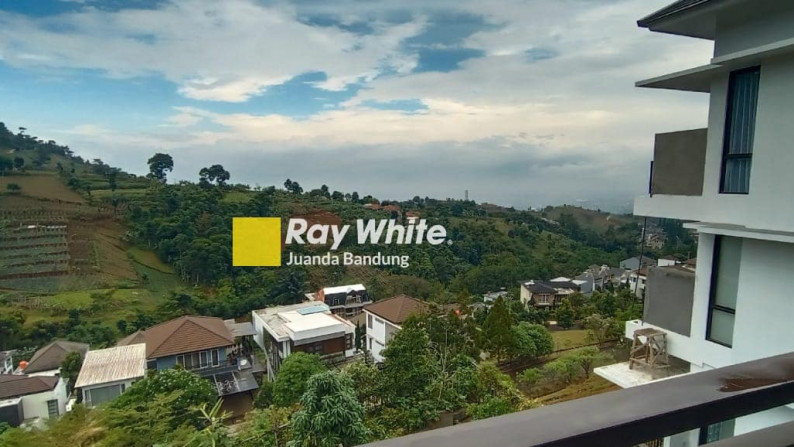 LANGKA Mewah! Rumah baru Lux 2,5 lantai Semifurnished di Dago pakar view Bandung!