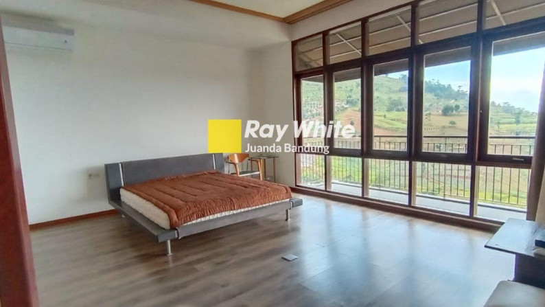 LANGKA Mewah! Rumah baru Lux 2,5 lantai Semifurnished di Dago pakar view Bandung!