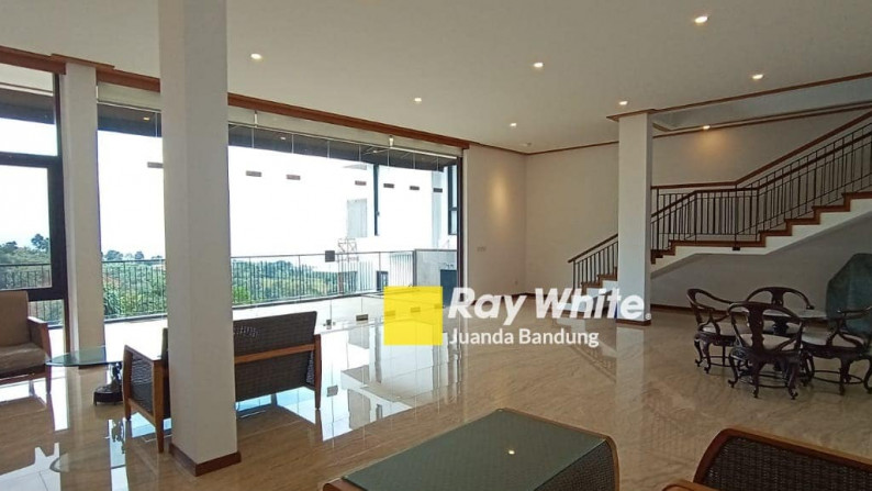 LANGKA Mewah! Rumah baru Lux 2,5 lantai Semifurnished di Dago pakar view Bandung!