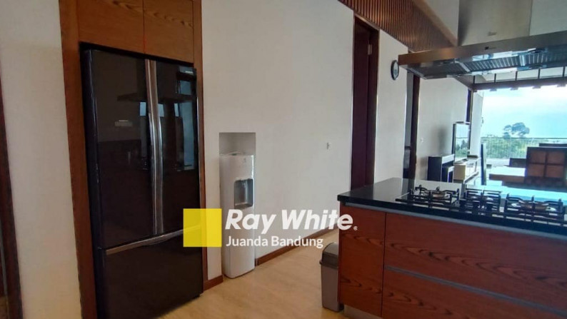 LANGKA Mewah! Rumah baru Lux 2,5 lantai Semifurnished di Dago pakar view Bandung!