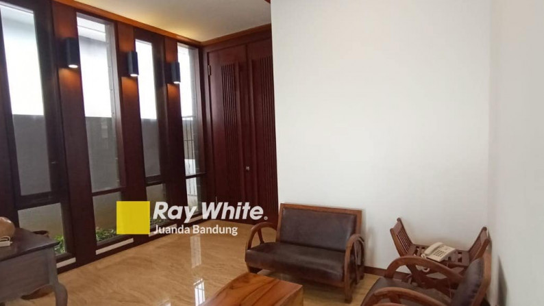 LANGKA Mewah! Rumah baru Lux 2,5 lantai Semifurnished di Dago pakar view Bandung!