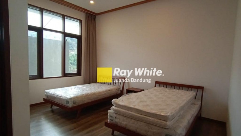 LANGKA Mewah! Rumah baru Lux 2,5 lantai Semifurnished di Dago pakar view Bandung!