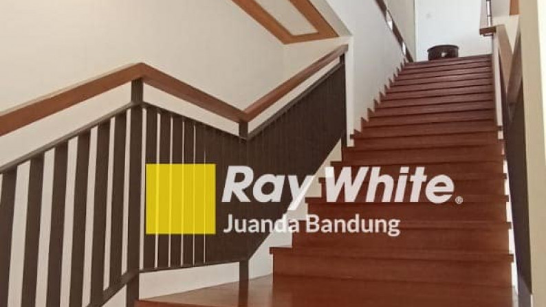 LANGKA Mewah! Rumah baru Lux 2,5 lantai Semifurnished di Dago pakar view Bandung!