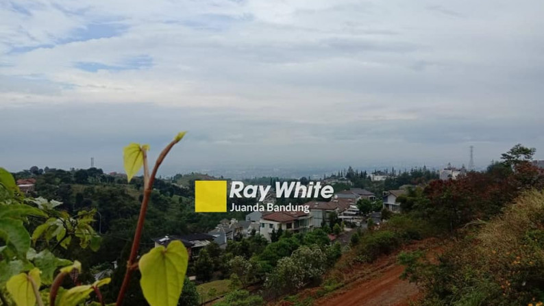 LANGKA Mewah! Rumah baru Lux 2,5 lantai Semifurnished di Dago pakar view Bandung!