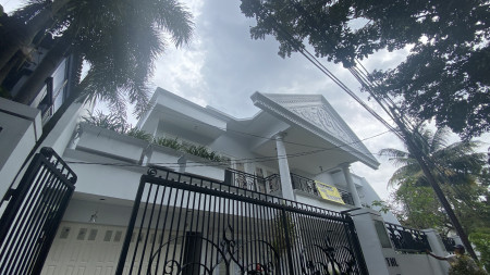 BEAUTIFUL HOUSE AT SENAYAN AREA JAKARTA SELATAN