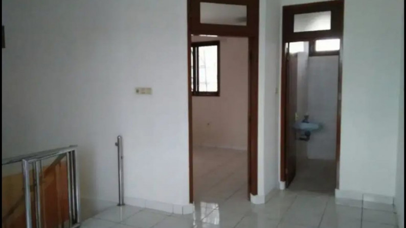 Rumah 2 lantai, bagus, siap huni di Bintaro.