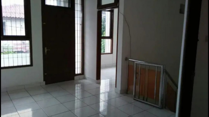 Rumah 2 lantai, bagus, siap huni di Bintaro.