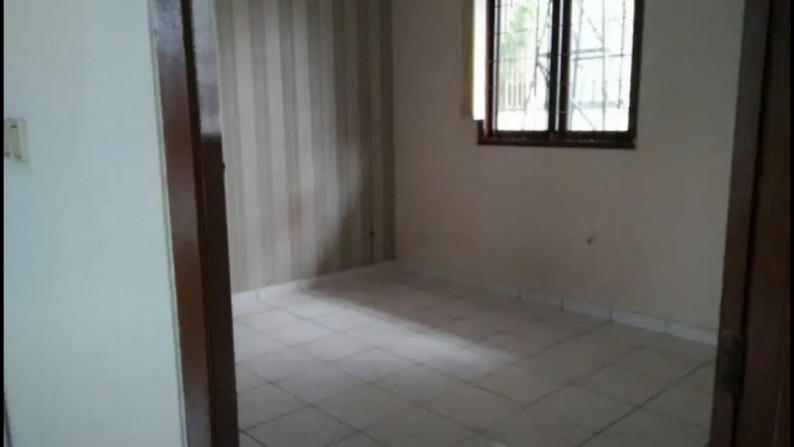 Rumah 2 lantai, bagus, siap huni di Bintaro.