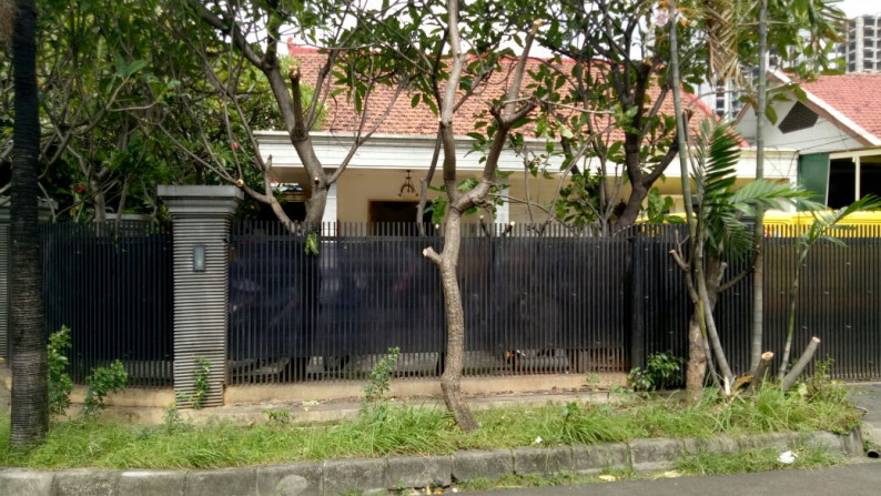Rumah sewa daerah Pejompongan bisa u/kantor, dekat dg jalan raya