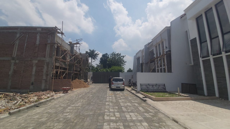 Rumah Siap Huni, Hunian Nyaman dan Rumah BARU @The Place Residence, Jagakarsa