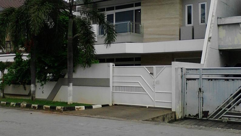 Dijual rumah sudah renov di jalan utama Green Garden-Jkt Brt