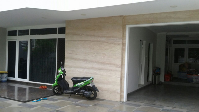 Dijual rumah sudah renov di jalan utama Green Garden-Jkt Brt