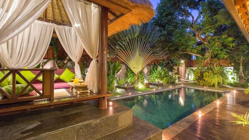 High Income Luxury Tropical Villa In Beach Side Seminyak For Lease